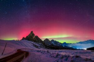 Aurora Boreale a Passo Giau (BL) foto di Aron Lazzaro