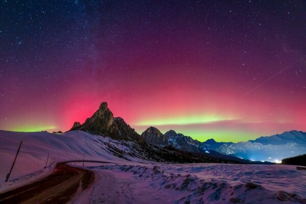Aurora Boreale a Passo Giau (BL) foto di Aron Lazzaro